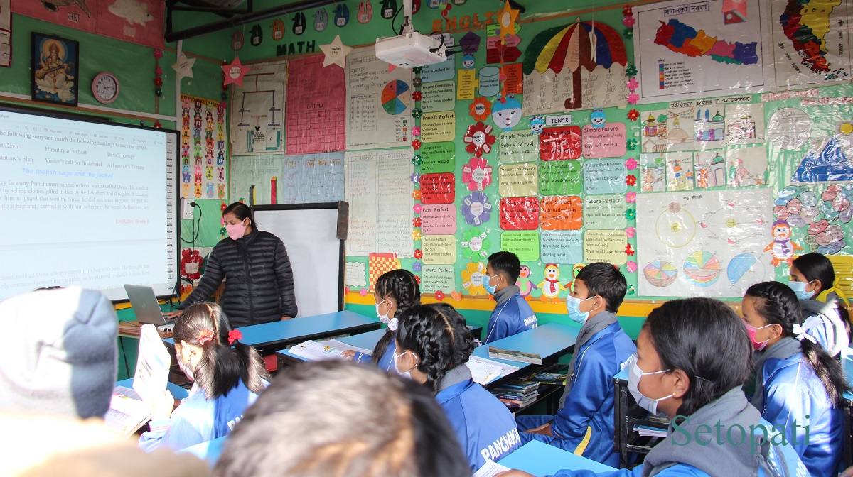 काठमाडौं वडा नम्बर ४ स्थित पञ्चकन्या आधारभूत विद्यालयको कक्षा। तस्बिरः सविना कार्की/सेतोपाटी